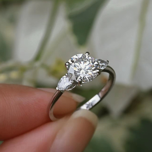 แหวนหินสามก้อนทรงกลม7มม. ประดับด้วยหินด้านลูกแพร์เครื่องประดับเจ้าสาวชุบทองเงิน925ขายส่ง - Product Image 4