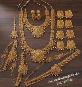 Ensemble de bijoux de mariée de style temple indien traditionnel de qualité supérieure avec zircon plaqué or antique pour mariage et fête - Product Image 2