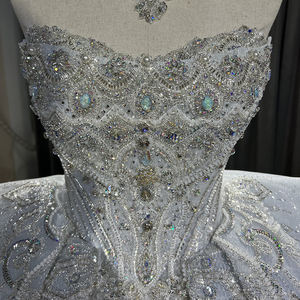 Robe de mariée moderne OY022 bleu étincelant à col bateau, dentelle, perles de cristal, traîne chapelle et fleurs pour soirée - Product Image 3