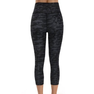 Leggings Deportivos Capri de Primera Calidad para Mujer, Leggings de Yoga Cortos y Modernos para un Estilo de Vida Activo, Logotipo en la Cintura - Product Image 5