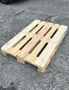 Nouvelle palette en bois de pin à simple face aux normes européennes EPAL pour usage industriel Fourniture en vrac de matériaux en acier disponible à la vente - Product Image 4