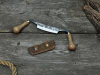 Couteau de charpentier pour projets en bois Lame en acier au carbone, manche en bois de frêne, fourreau en cuir Couteau de menuiserie forgé à la main pour le travail du bois.