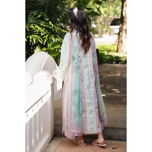 QALAMQAR Ensemble 3 pièces style bohème collection printemps/été : chemise en mousseline imprimée et brodée avec dupatta en soie et pantalon - BIC-042 - Product Image 2