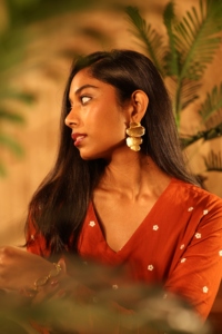 Boucles d'oreilles pendantes en laiton plaqué or, forme feuille organique, faites à la main, bijoux texturés tendance, fabrication indienne pour femmes - Product Image 5