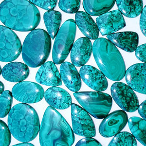 หินอัญมณีควอตซ์ทรงหลวมมาลาไคต์ธรรมชาติสำหรับทำเครื่องประดับขายส่งจำนวนมากมีรูปทรงผสม - Product Image 1