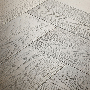 Vente flash Plancher en bois d'ingénierie à 3 plis en chêne à chevrons Laqué UV pour une technique d'installation par clic fluide - Product Image 1