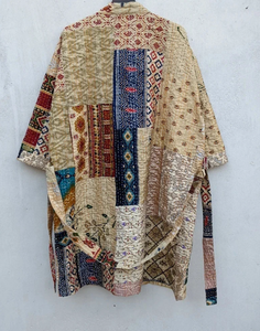 Robe Kimono en soie Kantha vintage de luxe Veste patchwork recyclée sans cordon pour femmes Dressing de bain de printemps parfait - Product Image 3