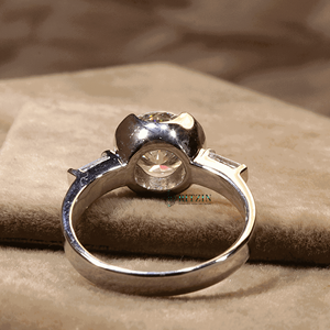 Anillo de compromiso de estilo de 3 piedras de corte redondo y Baguette para mujer - Product Image 2