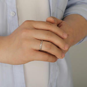 แหวนแต่งงานผู้ชาย Jeulia Twist Mobius Infinity ชุบโรเดียมและโรสโกลด์บนสแตนเลสสตีล - Product Image 4