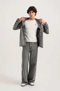 กางเกงยีนส์ของผู้ชายกางเกงยีนส์ระบายอากาศได้แบบลำลองกางเกงยีนส์บางเฉียบออกแบบโลโก้ได้ตามต้องการ - Product Image 3