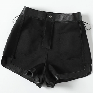 Shorts en cuir PU noir satiné taille haute avec poches et fermeture boutonnée, style motard pour femme - Product Image 5