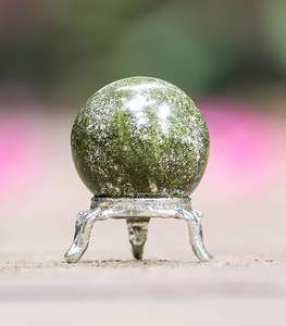 Bola de esfera de vesuvianita verde premium-Piedra preciosa pulida para la prosperidad y el crecimiento-Meditación y cristal Feng Shui - Product Image 3