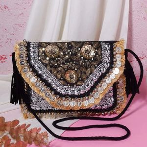 Sacs perlés Banjara Boho légers avec broderie de perles, pompons et décorations florales – Accessoire de mode élégant avec doublure en PVC - Product Image 1