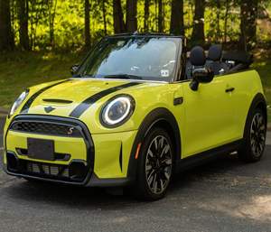 État sonore, prix honnête, Mini Cooper S Cabriolet Turbo 4 cylindres 2024, finition Signature, jaune éclatant - Product Image 1