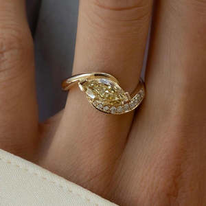 Anello di fidanzamento con diamante marquise giallo fantasia da 1,30 carati, coltivato in laboratorio, con montatura a pavé bypass, certificato IGI, stile Rapture - Product Image 5
