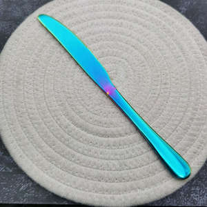 Juego de cubiertos Rainbow que ofrece un acabado multicolor llamativo y una construcción robusta, ideal para familias con estilo. - Product Image 4