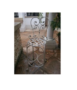 Chaise de patio en fonte au design moderne et durable avec détails artistiques pour améliorer l'atmosphère du jardin et la détente au parc - Product Image 1