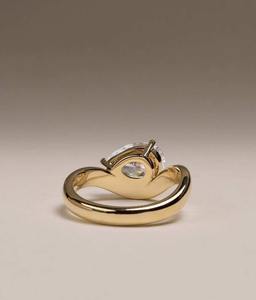 Anillo de compromiso solitario con corte de pera y curvatura, con un diamante cultivado en laboratorio de 2 quilates con corte de pera, diseñado en un estilo solitario clásico. - Product Image 5