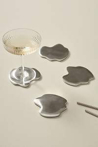 Dessous de verre décoratif en métal fait main avec motif moderne parfait pour la décoration de la maison et la table à manger. - Product Image 5