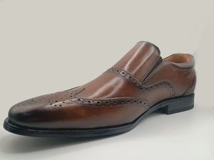 Conjunto de zapatos de cuero marrón premium para hombre, diseñados para brindar durabilidad y un aspecto profesional, con pulido suave y suela cómoda. - Product Image 2