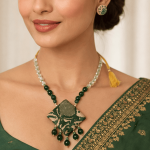 Ensemble de bijoux fins faits à la main, collier en soie Muga verte avec pendentif en perles de cristal et or pour les mariages, les fêtes, les cadeaux - Product Image 1
