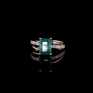 Anillo de Compromiso con Esmeralda Verde de Laboratorio y Diamante Redondo Brillante para Fiestas, Eventos Especiales y Uso Diario - Product Image 1