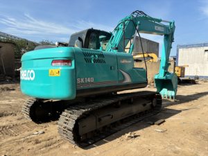 Excavatrice sur chenilles d'occasion Kobelco SK140LC-8 de fabrication japonaise, performances stables pour travaux de terrassement - Product Image 4