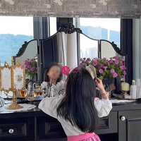 Miroir de coiffeuse pliant à trois panneaux de style européen vintage Yicheng, sculpté, en vente