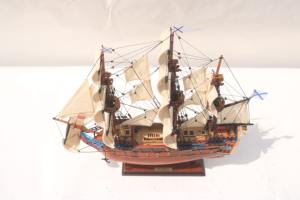 Artisanat vietnamien de qualité supérieure, modèle de bateau à voile sur pied en bois peint à la main, personnalisé, décoration d'intérieur de collection - Product Image 4