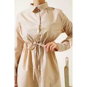 Chemise longue à rayures tunnel à la taille Latte - Product Image 4