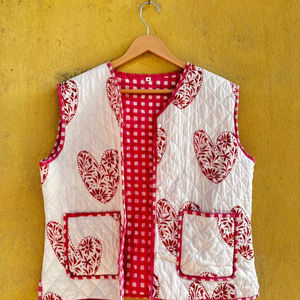 Gilet matelassé à cœur rouge fait à la main |   Veste sans manches en coton pour femmes |   Gilet blanc bohème - Product Image 1
