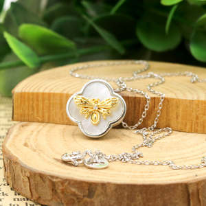 Collana con Ape in Madreperla e Argento Sterling, Eleganti Ciondoli e Charms in Perla - Product Image 4