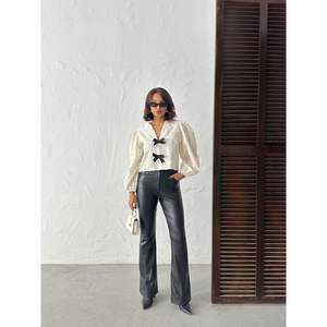 Blouses et chemises pour femmes Topshow en gros – Blouse en dentelle avec élégant détail nœud en pierre - Product Image 3