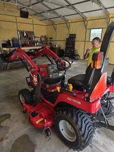 Tractor Agrícola Massey Ferguson GC1705 4WD 2018 con Motor de 70HP, Caja de Cambios y Bomba - Alta Productividad - Product Image 2