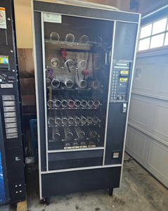 Máquinas Expendedoras Usadas en Buen Estado en Venta, 2 Dispensadores de Alimentos – 2 Dispensadores de Bebidas, Precio Bajo - Product Image 2