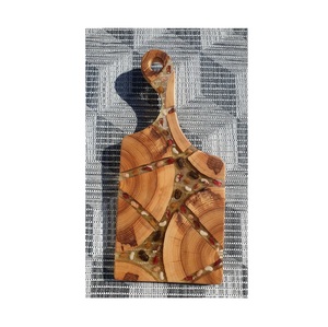 Planche à découper artisanale en résine et en bois qui répond aux besoins pratiques tout en ajoutant un charme élégant aux cuisines domestiques modernes - Product Image 4