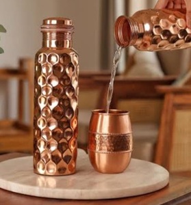 Bouteille d'eau en cuivre martelé pour la santé humaine, idéale pour les hôtels, les restaurants, la décoration de table et les bienfaits ayurvédiques. - Product Image 1