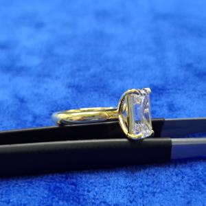 Anillo solitario de diamante cultivado en laboratorio, anillo de bodas de diamante de corte esmeralda de 3,00 CT, Diamante de laboratorio E/VVS, anillo de ajuste cómodo, regalo para ella - Product Image 4