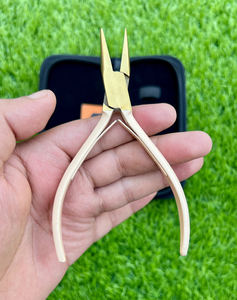 Saaqaans Enterprises Pince professionnelle d'extension de cheveux de nez plat Logo personnalisé Beige or acier inoxydable de qualité chirurgicale - Product Image 1