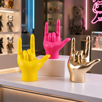 Zeitgenössische Handgefertigte Handbemalte Skulpturen Unregelmäßige Form Gesten-Statue LOVE Frieden Pose Harz-Modell Ornamente Engel-Thema