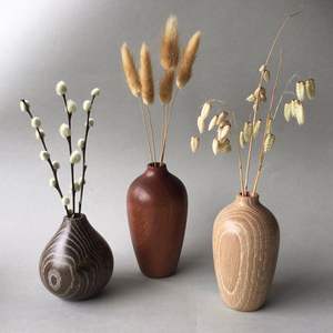 Elegante Jarrón de Madera Tallada que Muestra la Artesanía, Recipientes Decorativos para un Estilo de Vida Artístico y Creativo - Product Image 1