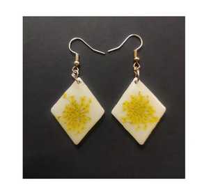 Boucles d'oreilles pendantes en résine de bois pour femmes de haute qualité Meilleur style avec haute finition Meilleur prix Accessoire de mode en Inde - Product Image 4