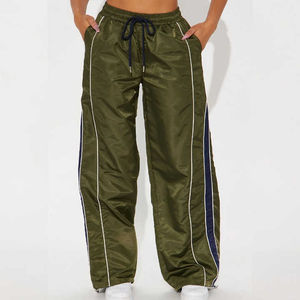 Pantalones Deportivos Unisex de Nailon con Logotipo Personalizado, Franja Curva, Corte Regular, Pantalones Cortavientos de Moda, Pantalones de Nailon de Pierna Ancha de Talla Grande - Product Image 1