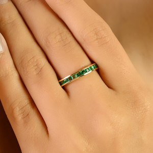 Anillo de Media Eternidad Apilable de Oro Amarillo K14 con Esmeralda Zambiana Engastada en Canal, Joyería de Piedras Preciosas de Alta Calidad de Fabricante - Product Image 4
