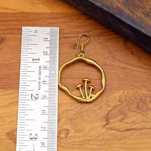 Boucles d'oreilles dorées charme champignon, bijoux huggies vintage en laiton pour elle, boucles d'oreilles boho inspirées de la nature, faites à la main - Product Image 3