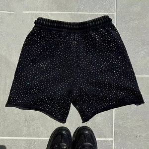 Shorts pour hommes personnalisés par le fabricant, délavés à l'acide, effet délavé au soleil, avec strass - Product Image 5