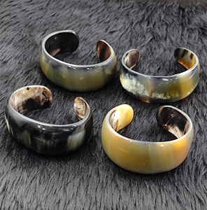 Brazalete de Cuerno de Búfalo Ecológico de Lujo, Pulido a Mano, Joyería Moderna para Bodas - Product Image 1