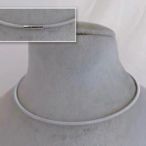 Collar con colgante de cadena Chapado en plata de aspecto simple y moderno para mujeres y niñas para fiesta y colección de ropa informal - Product Image 1