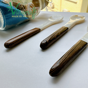 Une cuillère à Caviar fabriquée à la main avec un design impressionnant Mélangée avec de la nacre et du bois naturel Sûr à utiliser Taille 11.5cm - Product Image 4