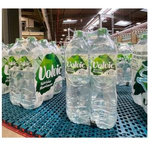 Manténgase hidratado con agua Volvic en venta, una marca de confianza conocida por su pureza natural y excelente calidad de hidratación. - Product Image 3